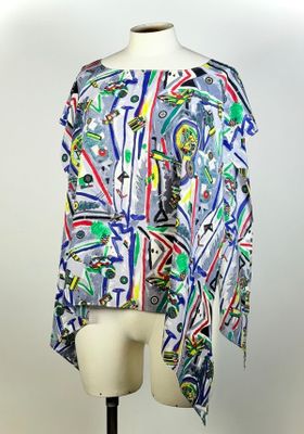 KARL LAGERFELD, blouse en soie fond gris, forme poncho, déco…