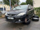 une photo d'une voiture garée sur le parking