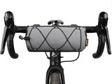 un gros plan sur le guidon d'un vélo avec un sac accroché dessus