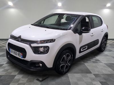 la citrole blanche est garee sur un sol en damier