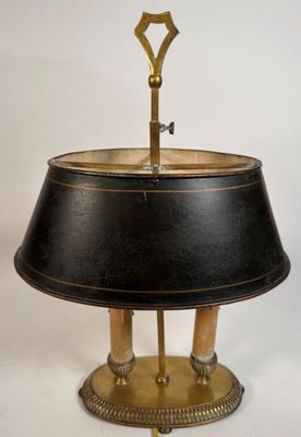 une image représentant une lampe munie d'un abat-jour noir