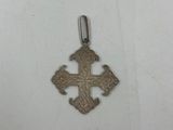 l'image d'une croix argentée sur un fond blanc