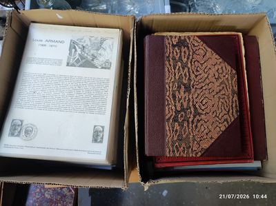 deux livres dans une boîte posée sur une table