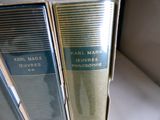 deux livres qui se trouvent côte à côte sur une étagère