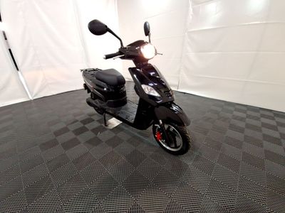 un scooter garé dans une pièce