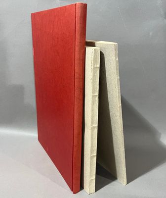 deux livres rouges empilés l'un sur l'autre sur une surface blanche