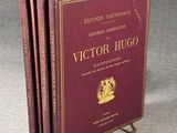 trois livres sont empilés sur une table