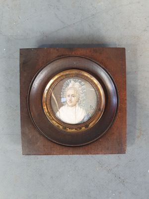 la photo d'une femme dans un cadre accroché au mur