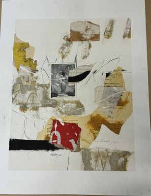 une photo d'une œuvre d'art posée sur une table