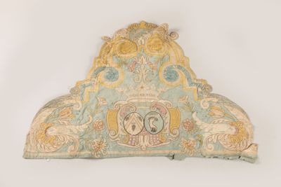 Etoffe de soie brodée de blason d’alliance sous couronne. - Photo 1