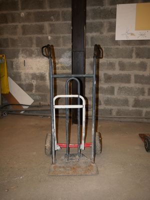 un diable qui se trouve dans un garage