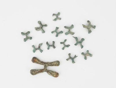 many small pieces of metal that are on a white surface