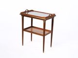 image d'une table en bois avec un plateau en verre sur fond blanc
