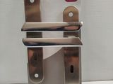 une paire de supports métalliques posés sur une surface blanche