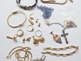 une collection de bijoux comprenant des bracelets, des bagues et des colliers