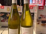 deux bouteilles de vin posées sur une table l'une à côté de l'autre