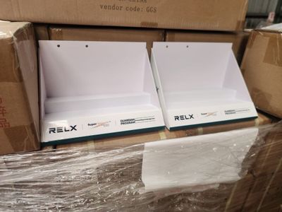 Deux piles de boîtes sont empilées l'une sur l'autre sur une table