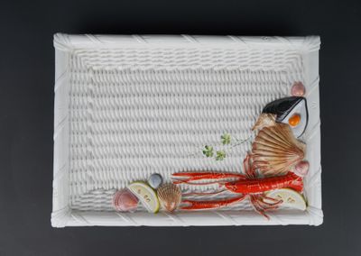 un panier blanc posé sur une table, contenant de la nourriture