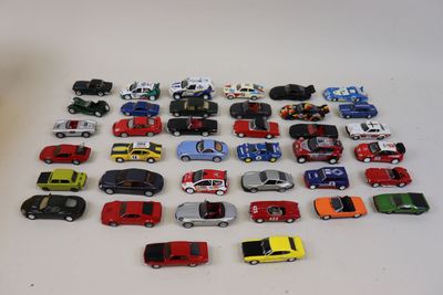un grand nombre de voitures-jouets qui se trouvent sur la table