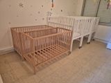 deux lits bébé dans une chambre où se trouve un lit bébé