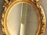 un miroir accroché au mur