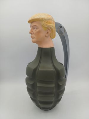 un gros plan d'un vase vert surmonté d'une statue représentant une tête d'homme