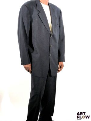 l'homme en costume prend la pose pour une photo