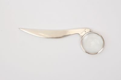 un gros plan d'un couteau dans lequel est intégrée une loupe