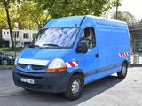 une camionnette bleue garée sur le parking