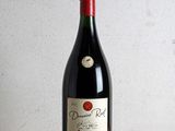 une bouteille de vin posée sur une table en bois