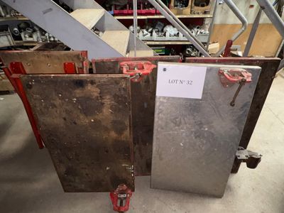 deux pièces métalliques posées sur un chariot dans un entrepôt