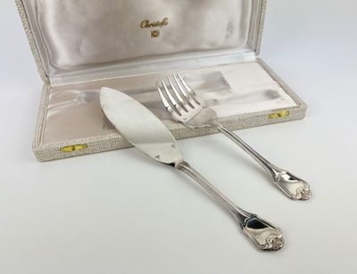 deux fourchettes et deux cuillères dans un étui posé sur la table