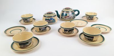 beaucoup de tasses et de soucoupes sur la table