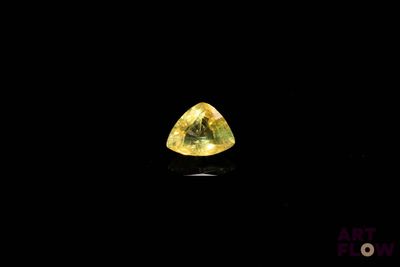 un diamant jaune sur fond noir