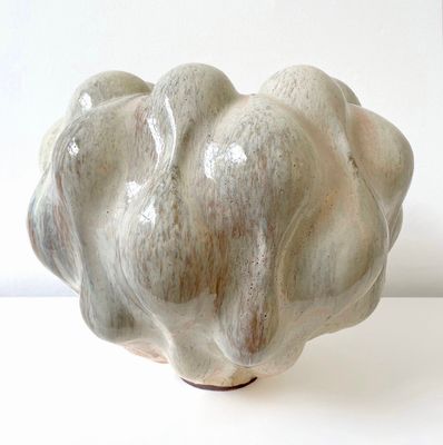 un vase blanc posé sur une table