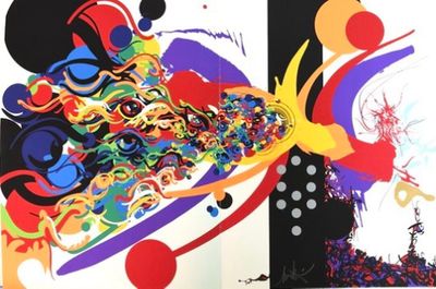 deux tableaux de couleurs et de formes différentes accrochés à un mur blanc