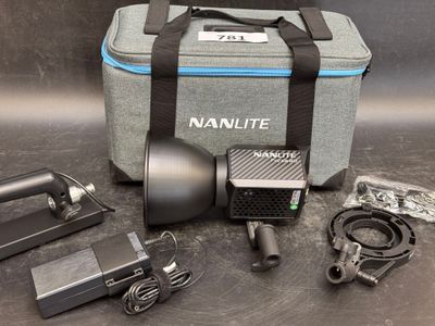 un sac contenant un micro et d'autres objets, posé sur une table
