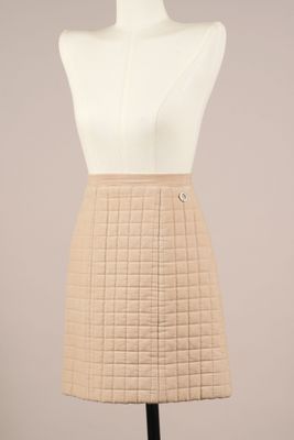 une jupe beige sur un mannequin, un mannequin, un mannequin, un mannequin, un mannequin, un mannequin, un mannequin, un mannequin, un mannequin