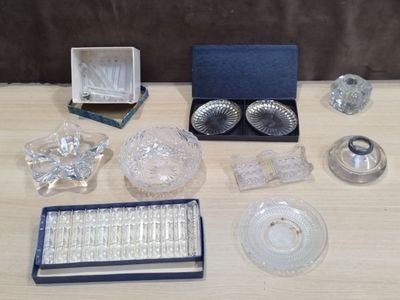 une table sur laquelle se trouvent de nombreux objets en verre