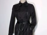 une photo d'un trench-coat noir sur un mannequin