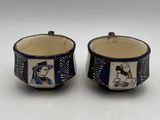 une paire de tasses bleues et blanches ornées d'une illustration représentant un homme et une femme
