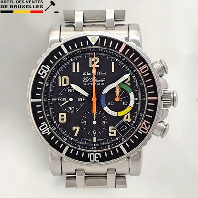 gros plan d'une montre sur une surface blanche
