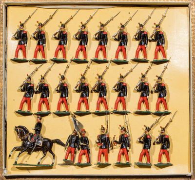 de nombreuses figurines de soldats exposées dans une vitrine