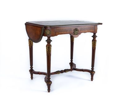 une image d'une petite table avec un plateau en marbre