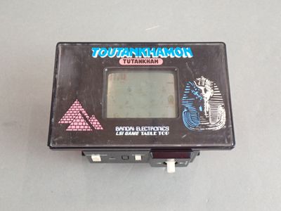 a small electronic device that is sitting on a table