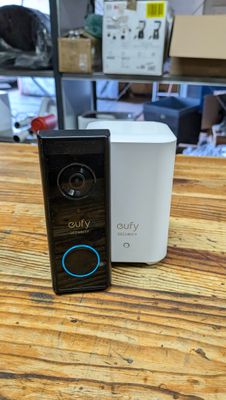 un gros plan sur deux appareils connectés posés sur une table en bois