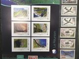 une photo montrant une collection de timbres accrochée au mur