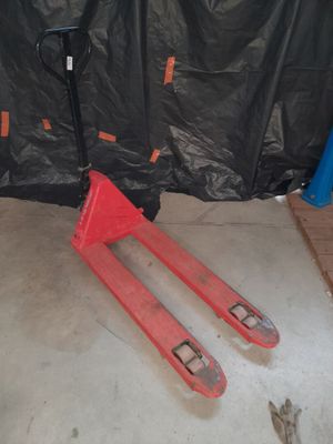 un cariste assis par terre dans un garage
