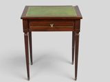 une petite table en bois avec un plateau vert et des pieds
