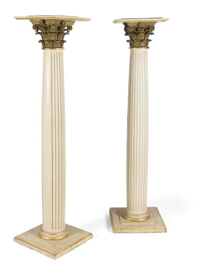 PAIRE DE COLONNES EN BOIS PEINT ET DORÉ